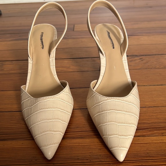 Ann Taylor Chic Classic Pointy Toe Cream Leather Croc-Pattern Slingback Heels 6 - Picture 2 of 10